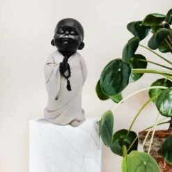 Statuette D’un Petit Moine En Pleine Réflexion, 3'' X 3-1/2'' X 7''